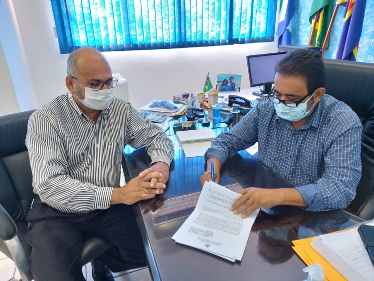 Prefeito Altair (tat&aacute;) juntamento com a Secret&aacute;ria Municipal Ilma assina contrato de rateio com CISVARC